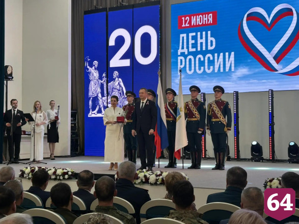 В саратовском правительстве перед Днем России исполнили патриотические песни